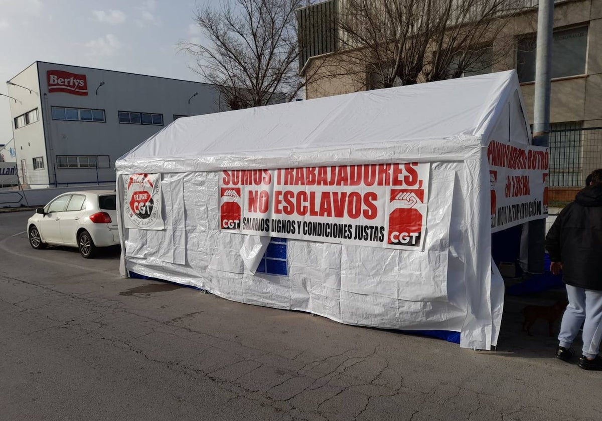 Puesto de campaña en el que los huelguistas montan guardia frente a la panificadora.