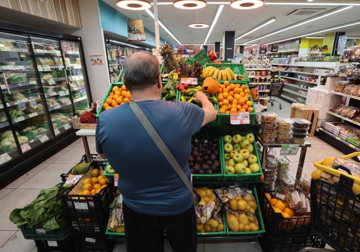 Llenar la cesta de la compra sigue siendo más caro con productos como el aceite o el azúcar.