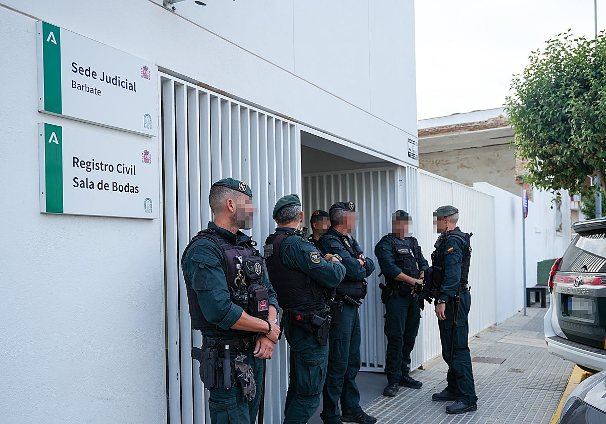 Agentes de la Guardia Civil custodian los juzgados de Barbate mientras declara Karim El Baqqali.