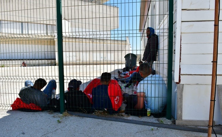 Llega a Puerto América, en Cádiz, una veintena de inmigrantes