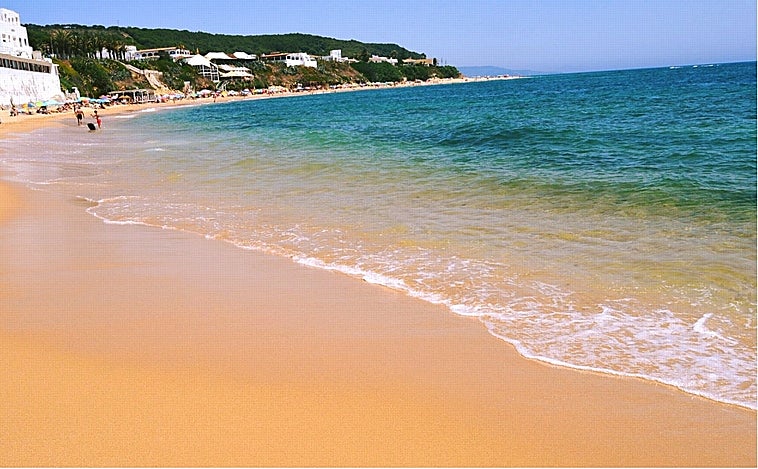 Descubre la Playa del Pirata en Cádiz, una de las más buscadas para este verano