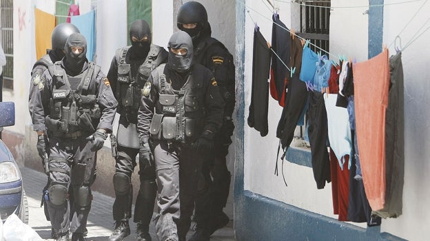 Imagen de los GOES de la Policía Nacional en una de las redadas de droga en José Antonio. Año 2008.