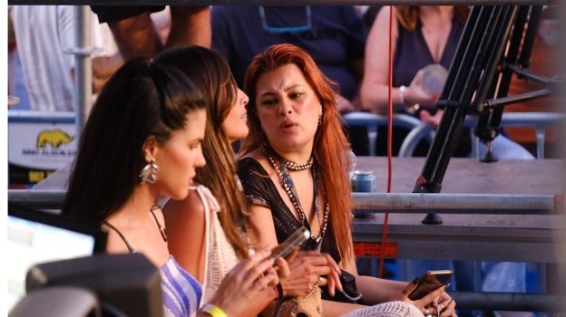 Manuela, hija de Alejandro Sanz, junto a Rachel Valdés junto al escenario del Carranza en Cádiz.