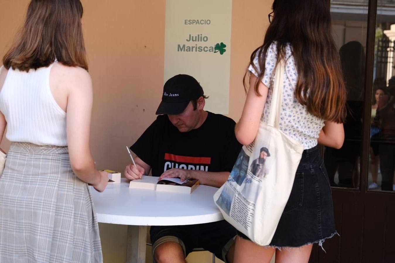 Blue Jeans firma ejemplares de su obra en la Feria del Libro de Cádiz