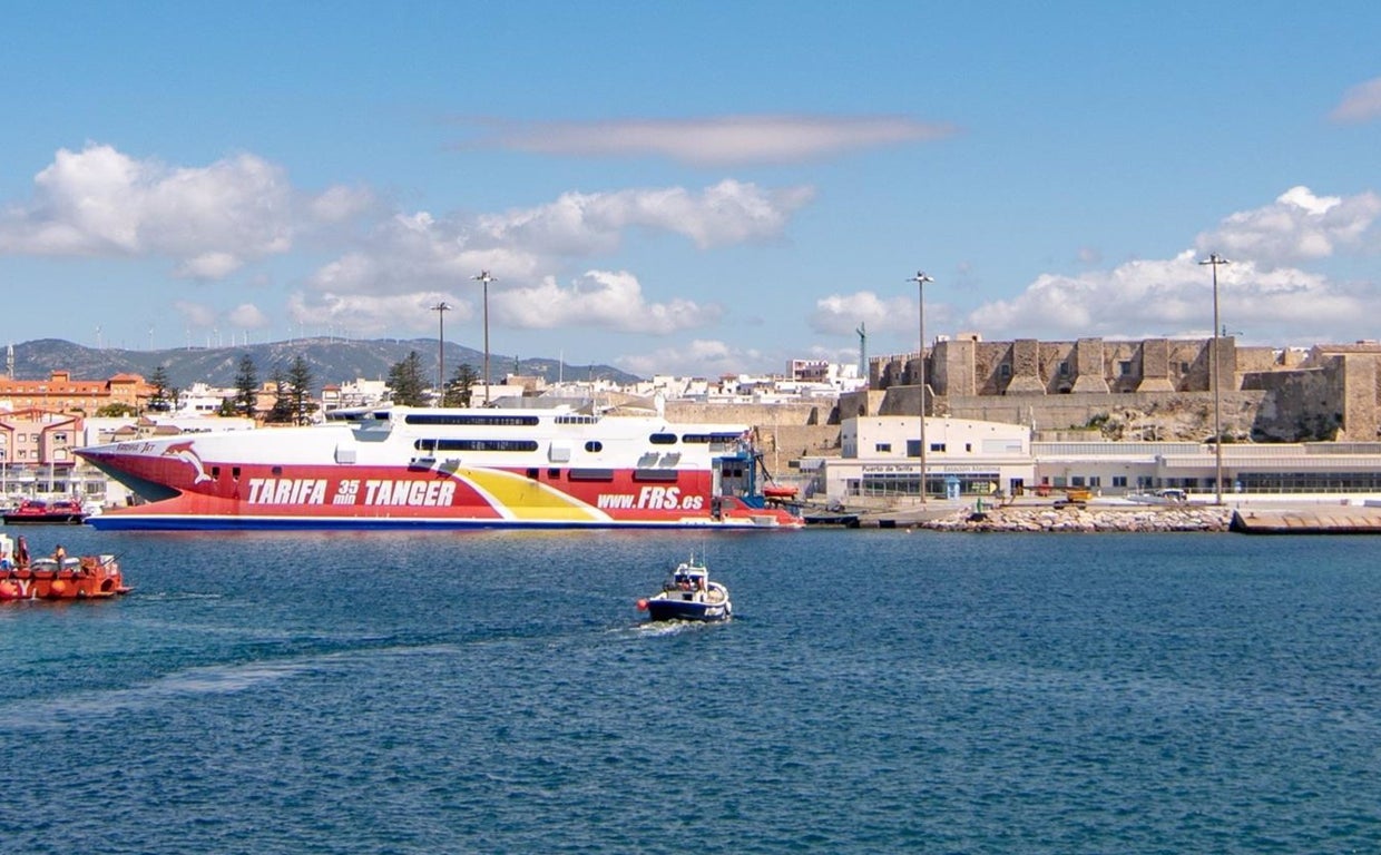 Cerrado el puerto de Tarifa por el fuerte temporal de levante