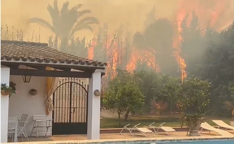 Las imágenes del fuego de La Cartuja cuando cerca varias viviendas
