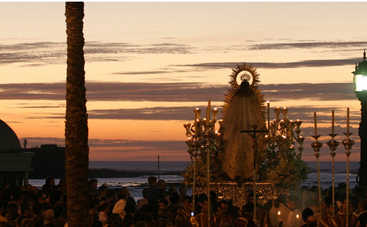 Cada 1 de noviembre se lleva a cabo la procesión por la que se conmemora el retroceso de las aguas al paso de la Virgen tras el maremoto de 1755.