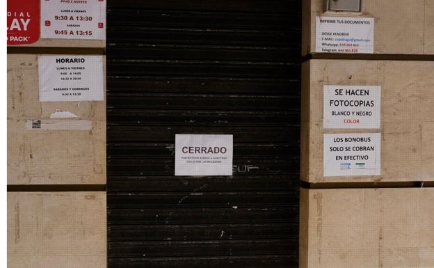 El estanco del barrio con el cartel de cerrado «por razones ajenas».