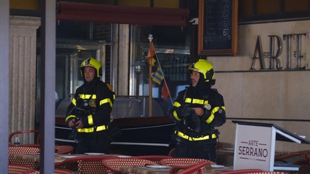 Bomberos inspeccionando la zona