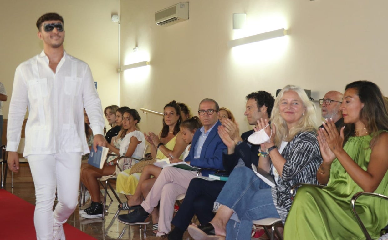 Desfile en la Biblioteca Pública Provincial de Cádiz por la agencia de modelos Dalbaro.