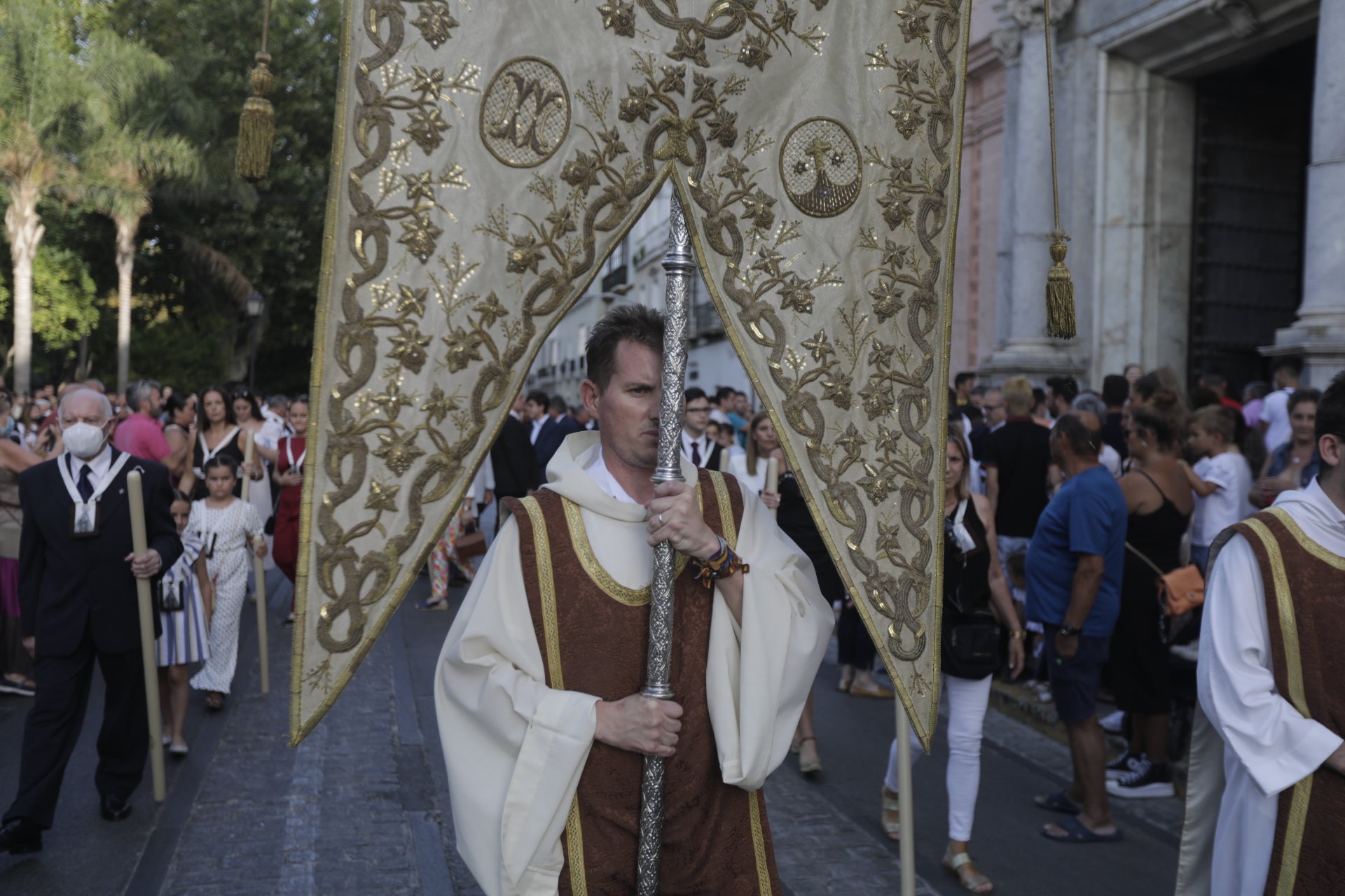 En imágenes: Así ha sido el reencuentro de la Virgen del Carmen con los gaditanos