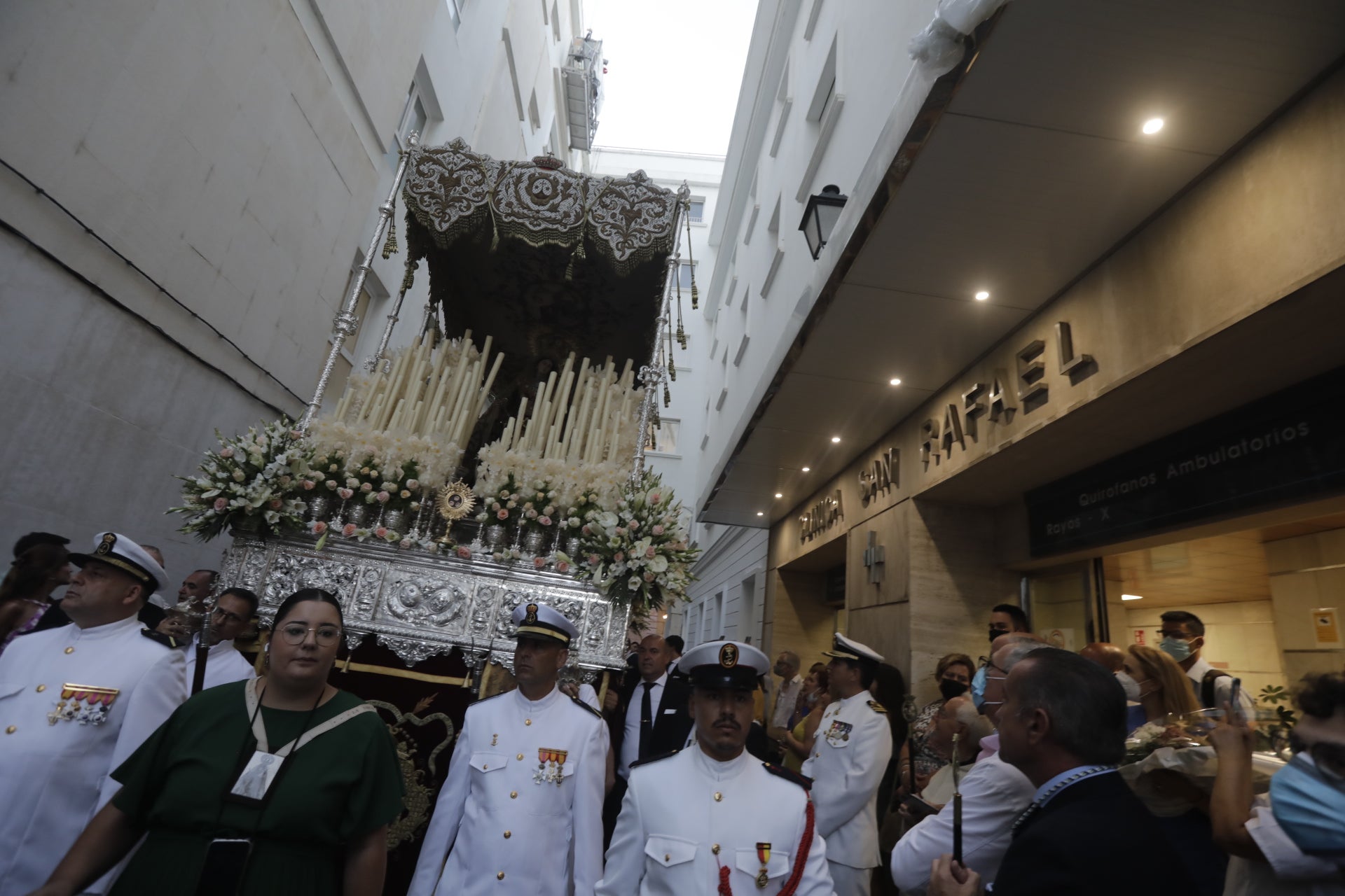 En imágenes: Así ha sido el reencuentro de la Virgen del Carmen con los gaditanos