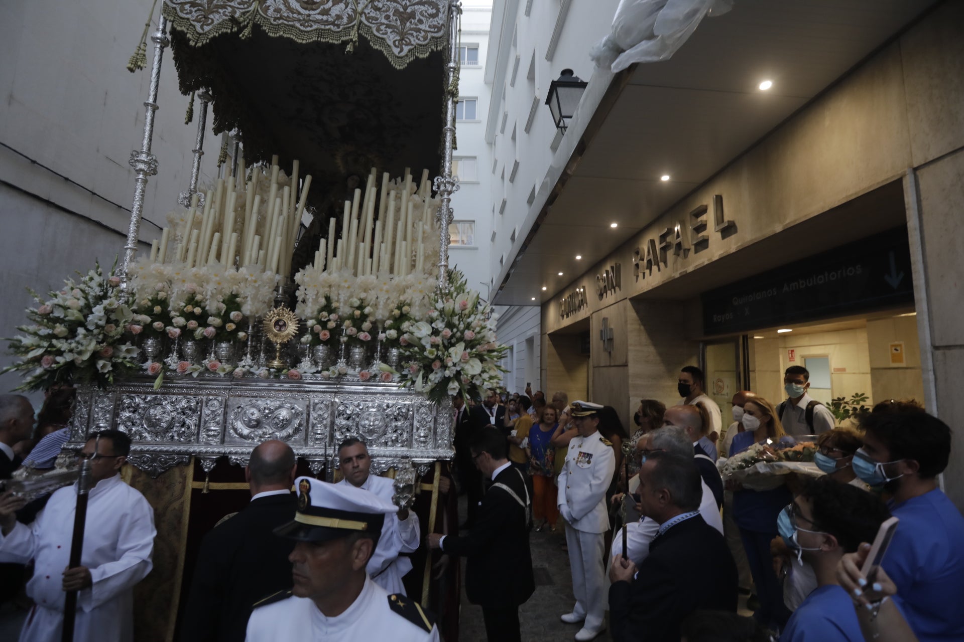 En imágenes: Así ha sido el reencuentro de la Virgen del Carmen con los gaditanos