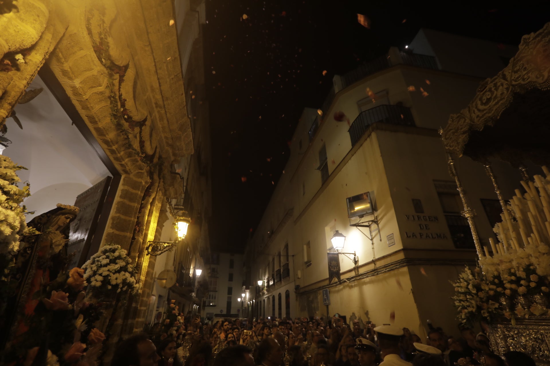 En imágenes: Así ha sido el reencuentro de la Virgen del Carmen con los gaditanos