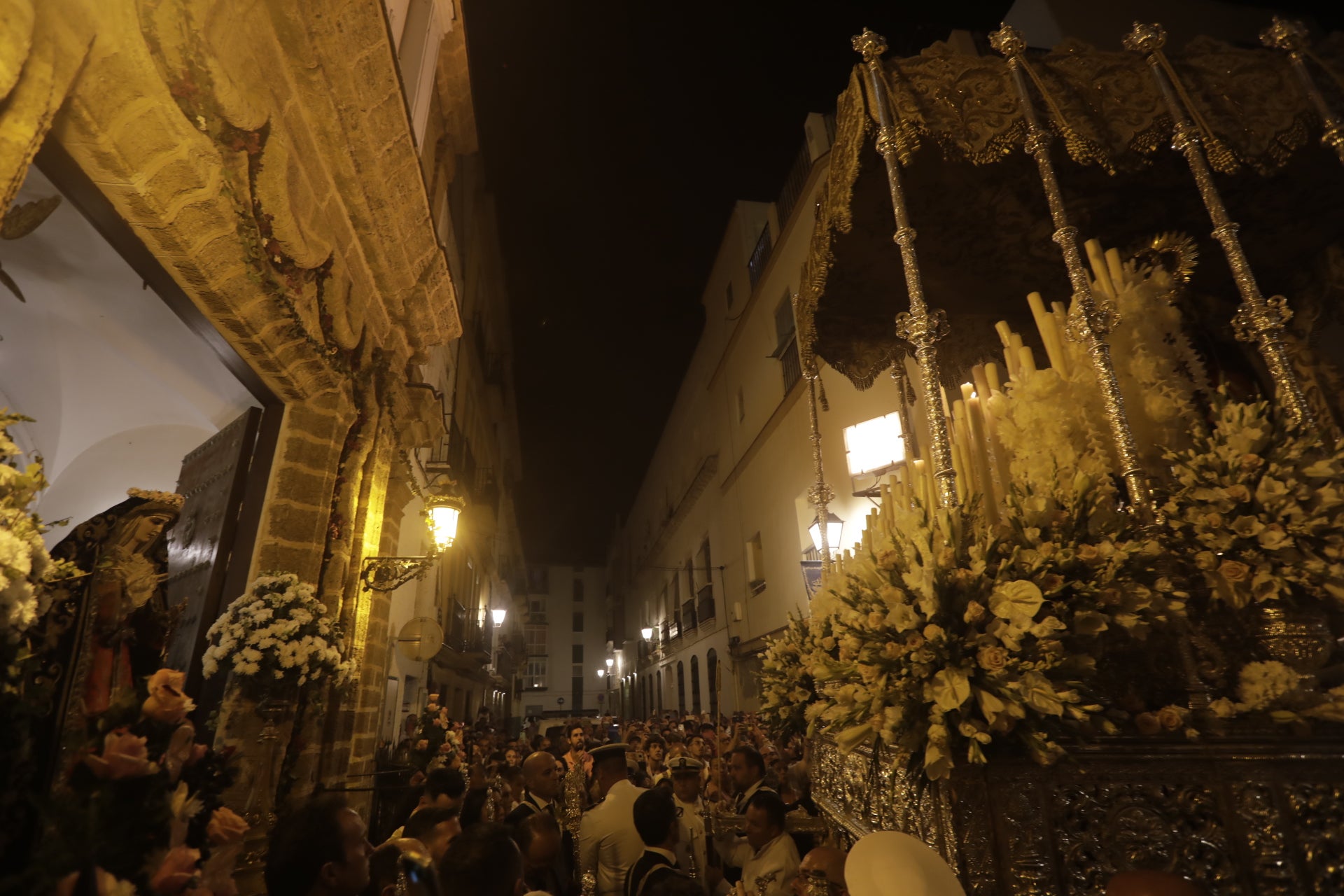 En imágenes: Así ha sido el reencuentro de la Virgen del Carmen con los gaditanos