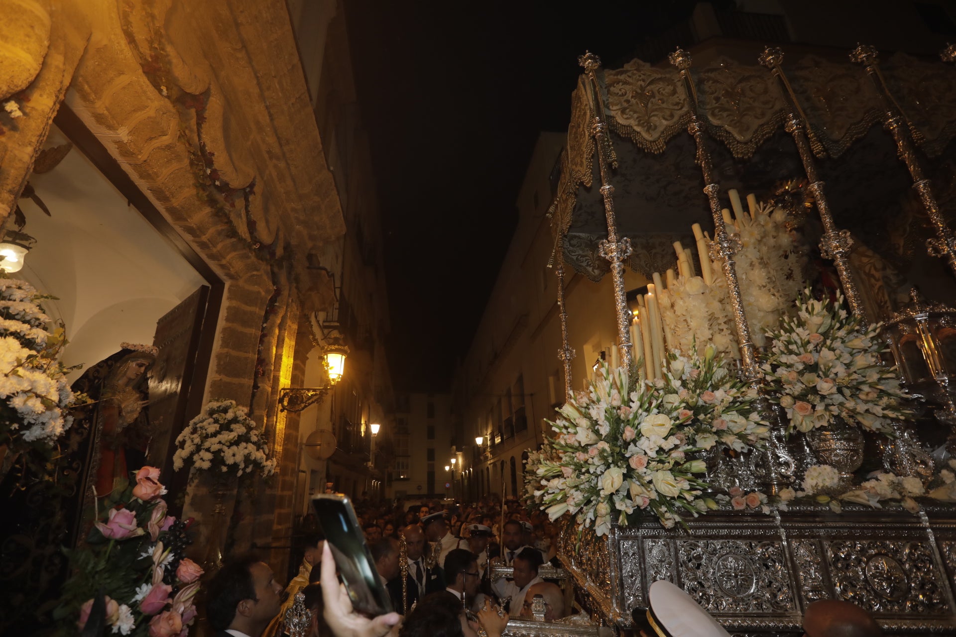 En imágenes: Así ha sido el reencuentro de la Virgen del Carmen con los gaditanos