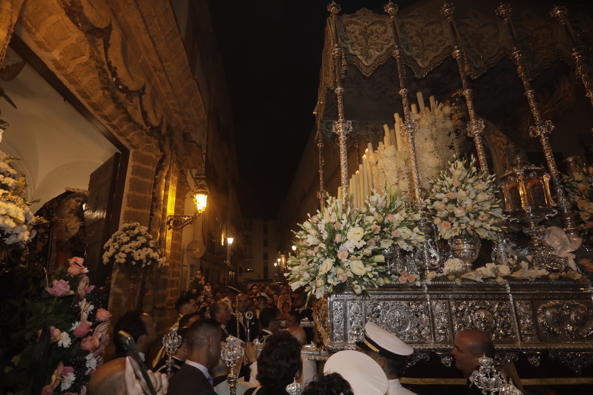 En imágenes: Así ha sido el reencuentro de la Virgen del Carmen con los gaditanos