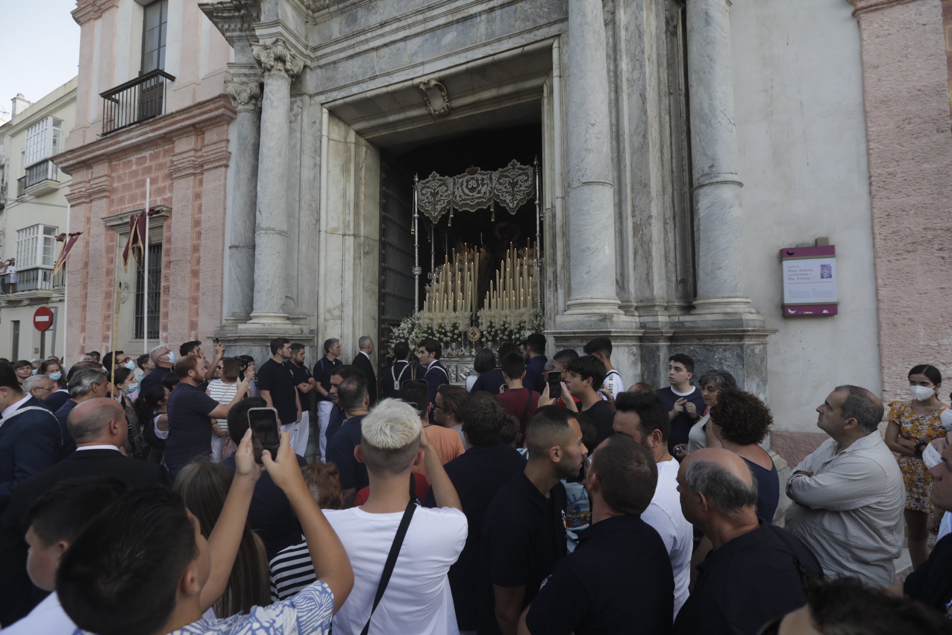 En imágenes: Así ha sido el reencuentro de la Virgen del Carmen con los gaditanos