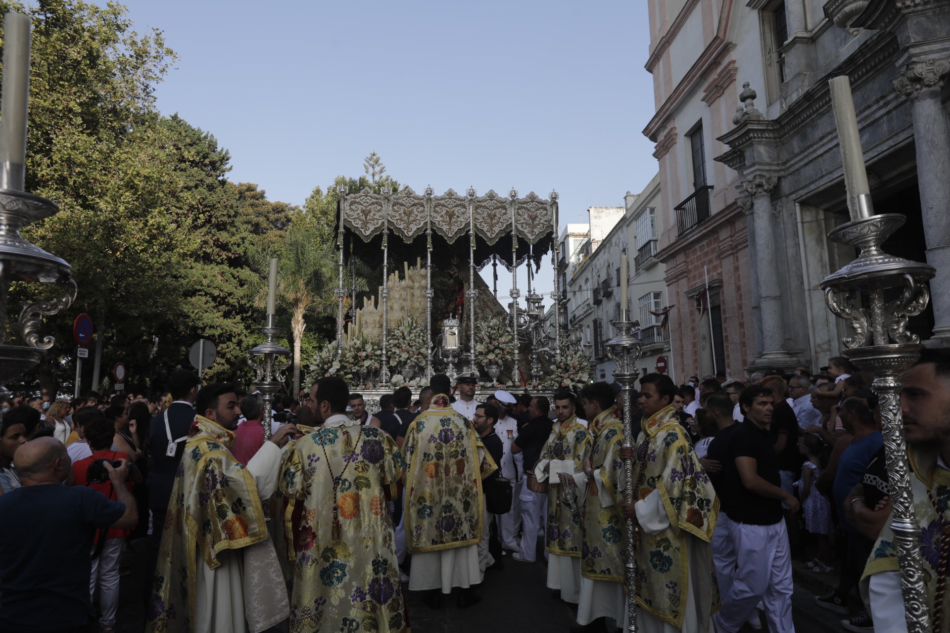 En imágenes: Así ha sido el reencuentro de la Virgen del Carmen con los gaditanos