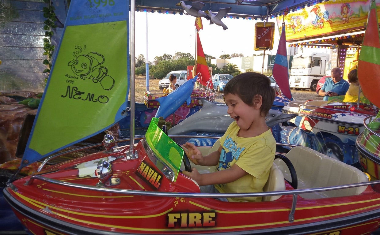 El pequeño Mario disfruta del último día de feria en San Fernando