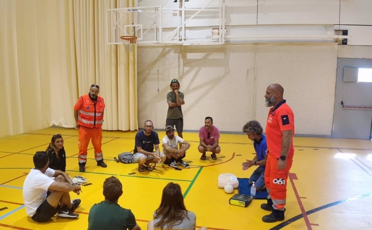 El 061 entrena en primeros auxilios a monitores de Kitsesurf y deportes náuticos de Tarifa