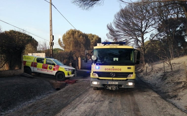 La alcaldesa de Puerto Real valora la labor de bomberos en el incendio junto a la AP-4