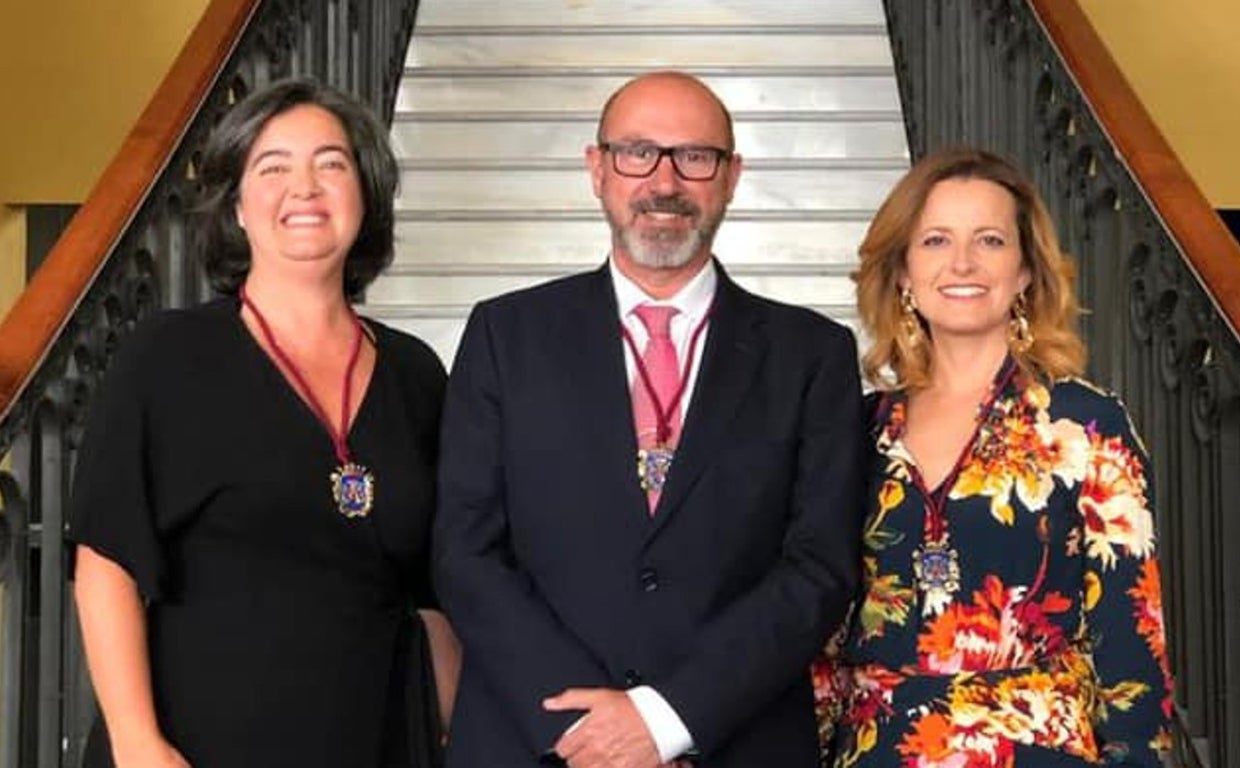 Foto de archivo de Quintana junto a María José Batista (izquierda) e Isabel Guerrero (que renunció a su acta en octubre).