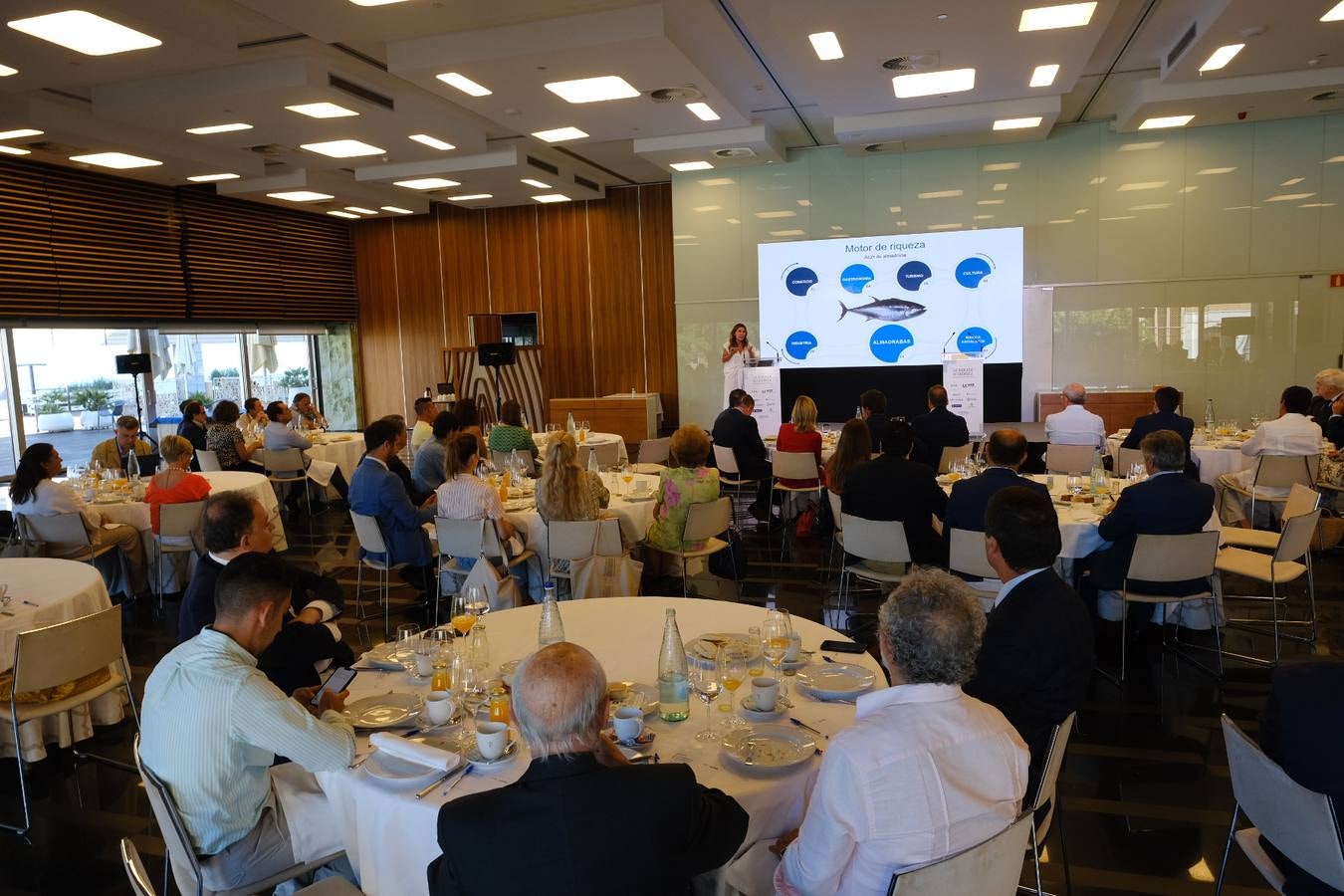 Fotos: Ambiente en la Mirada Económica de ABC y La Voz con Marta Crespo