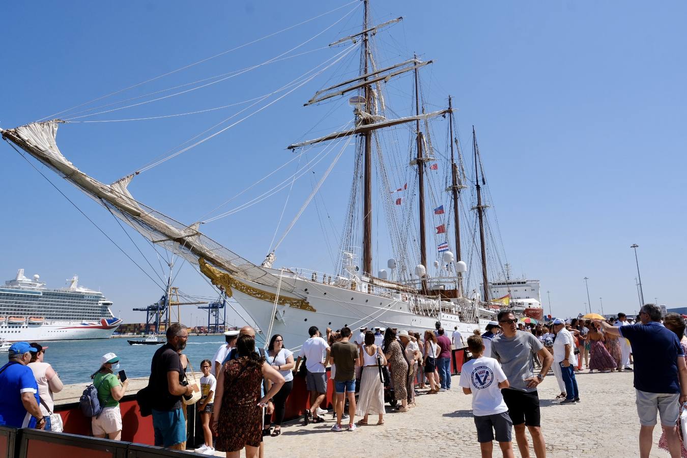 Caluroso reencuentro de Cádiz con el buque Juan Sebastián de Elcano