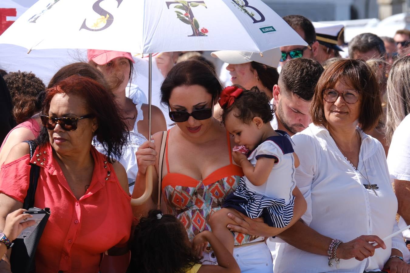 Caluroso reencuentro de Cádiz con el buque Juan Sebastián de Elcano