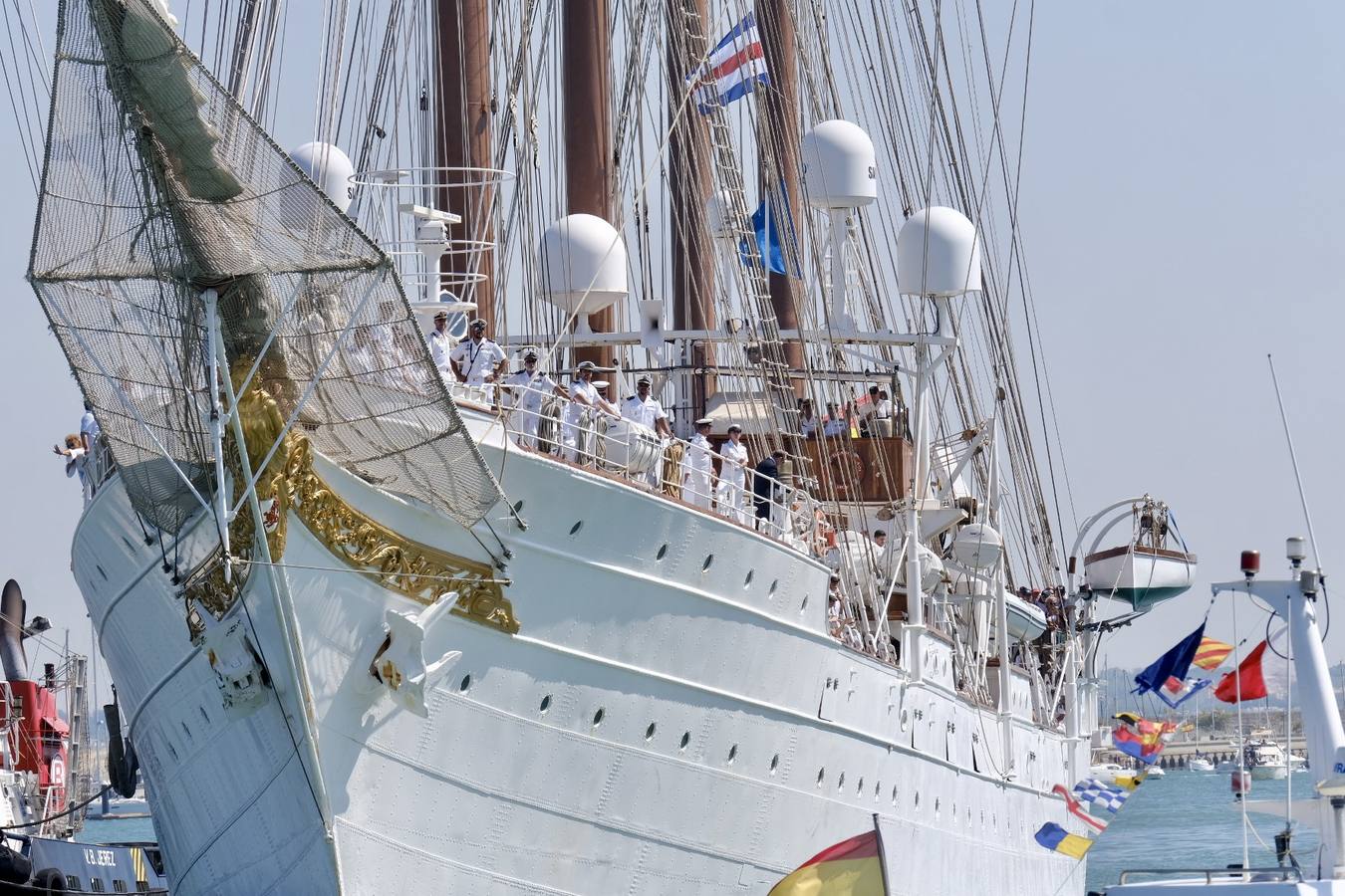 Caluroso reencuentro de Cádiz con el buque Juan Sebastián de Elcano