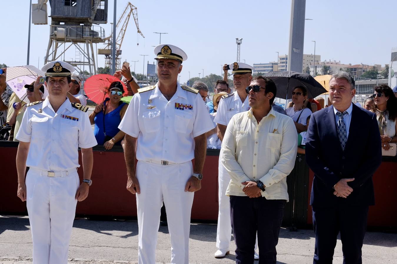 Caluroso reencuentro de Cádiz con el buque Juan Sebastián de Elcano