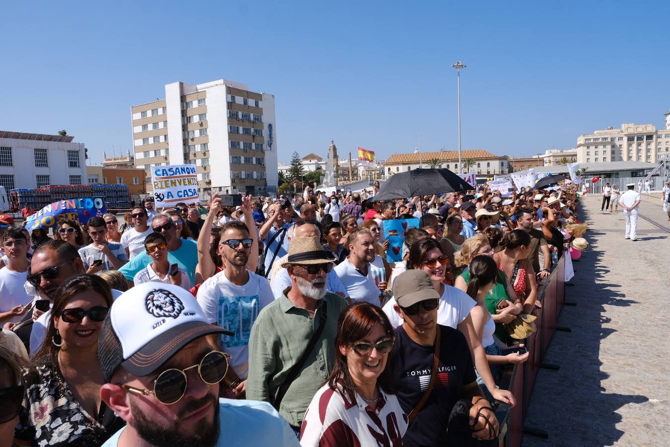 Caluroso reencuentro de Cádiz con el buque Juan Sebastián de Elcano