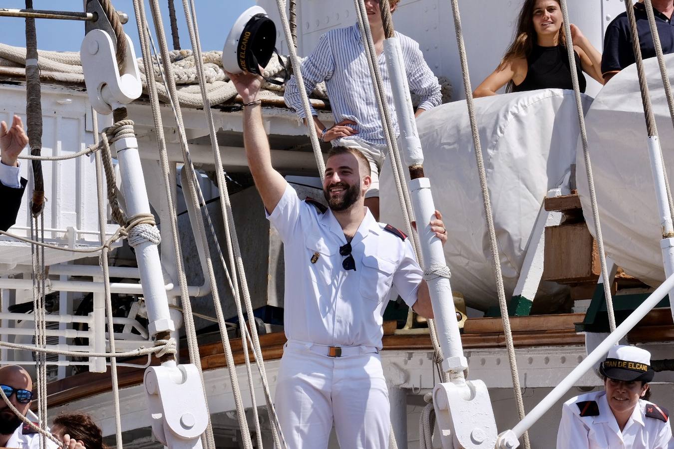 Caluroso reencuentro de Cádiz con el buque Juan Sebastián de Elcano