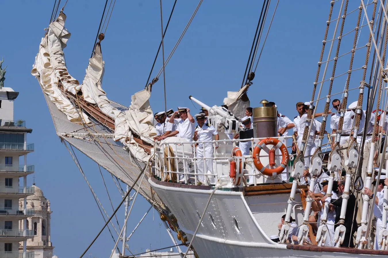 Caluroso reencuentro de Cádiz con el buque Juan Sebastián de Elcano