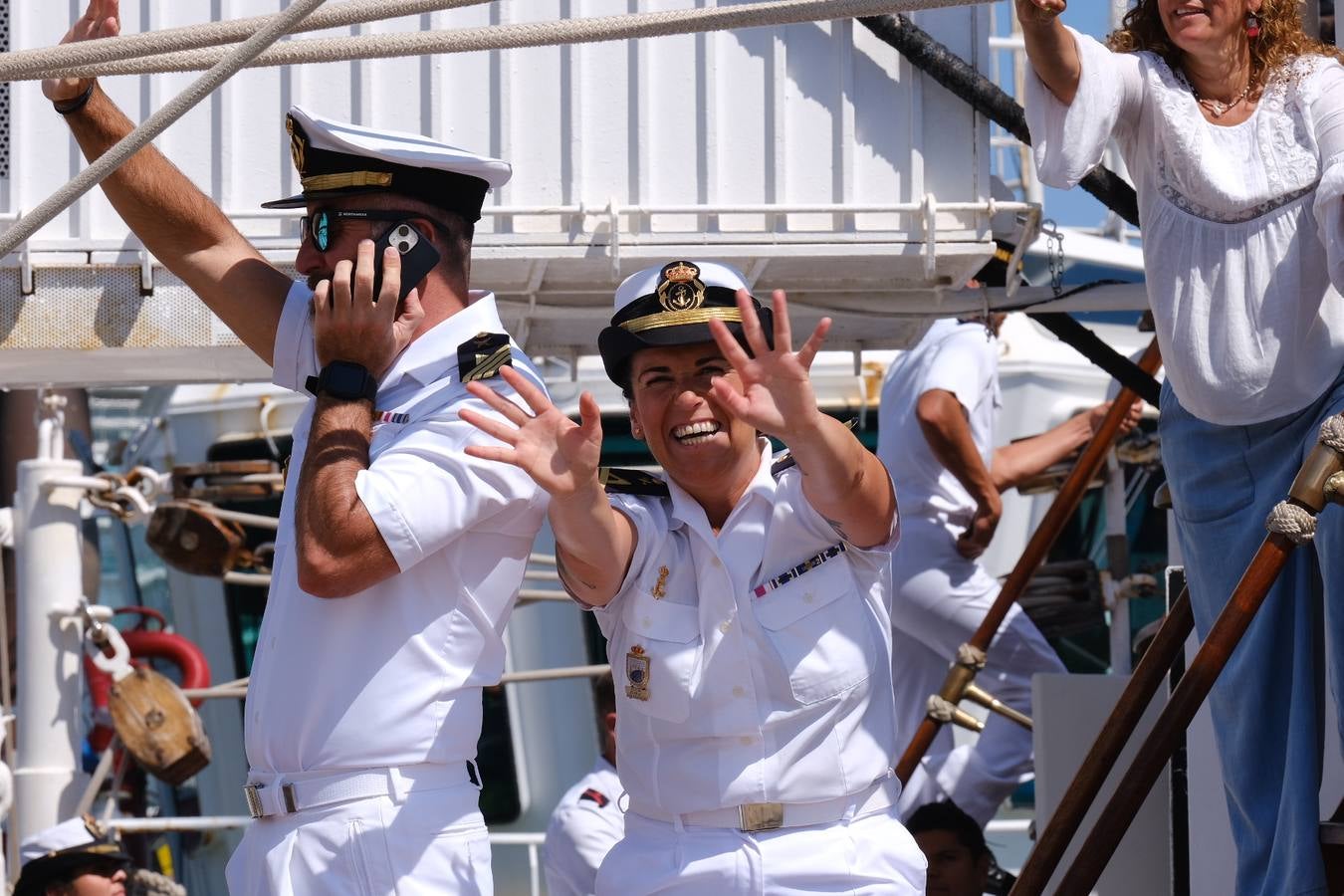 Caluroso reencuentro de Cádiz con el buque Juan Sebastián de Elcano