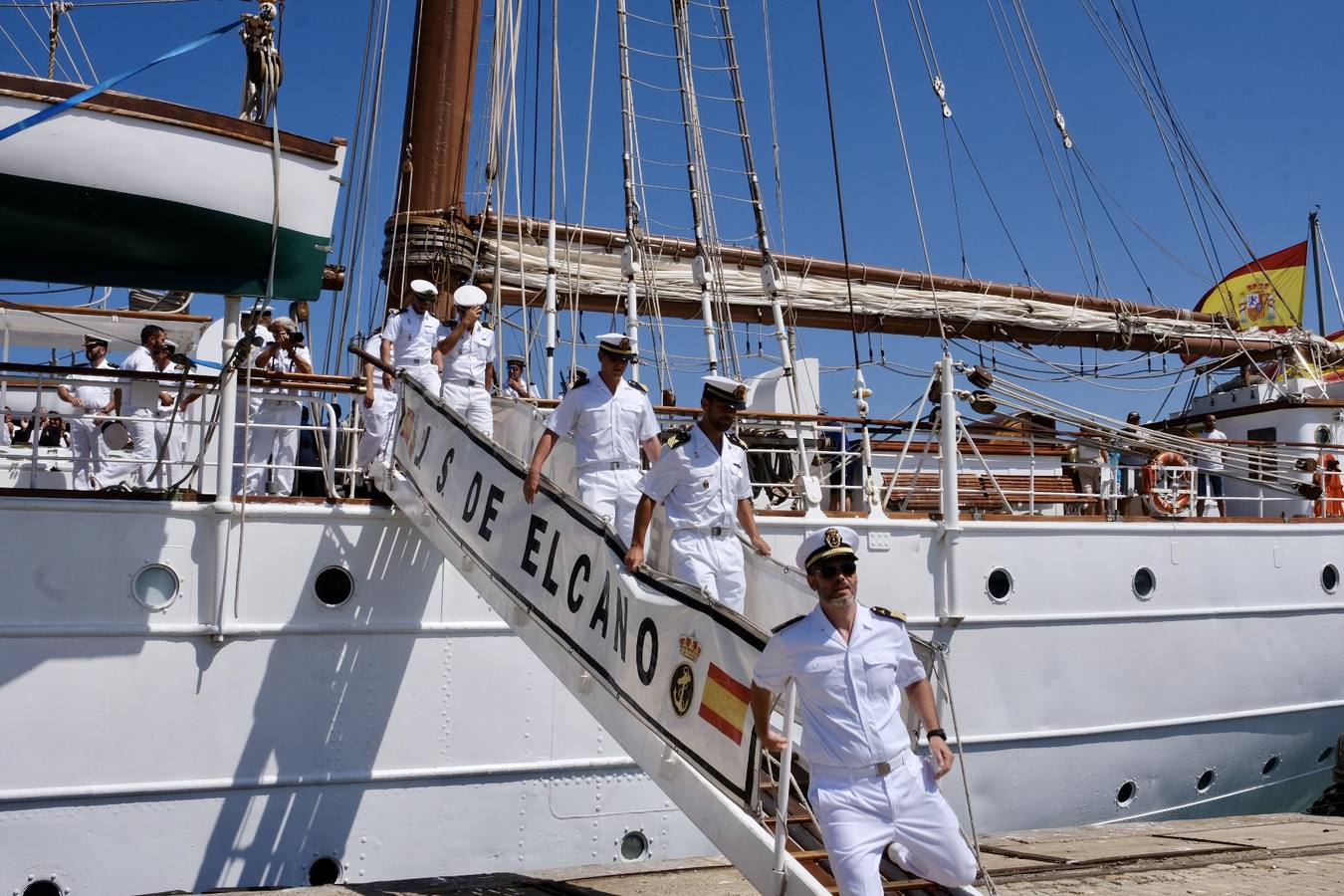 Caluroso reencuentro de Cádiz con el buque Juan Sebastián de Elcano