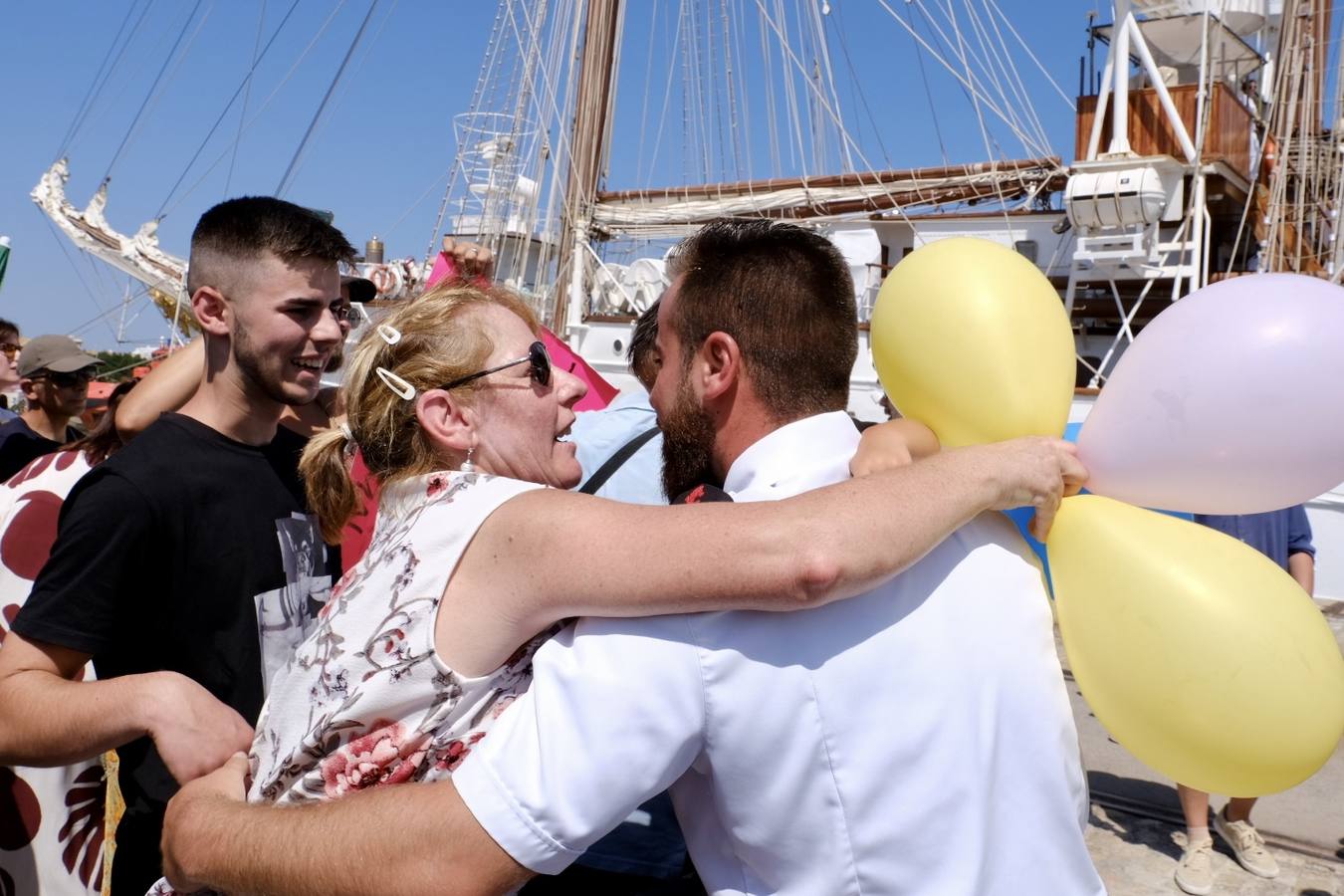 Caluroso reencuentro de Cádiz con el buque Juan Sebastián de Elcano