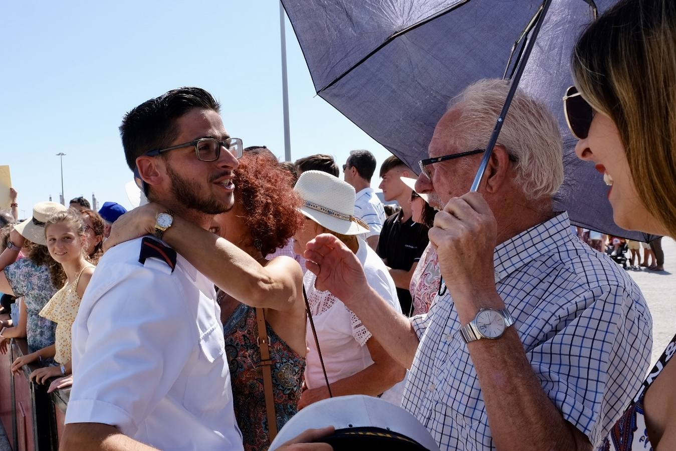 Caluroso reencuentro de Cádiz con el buque Juan Sebastián de Elcano