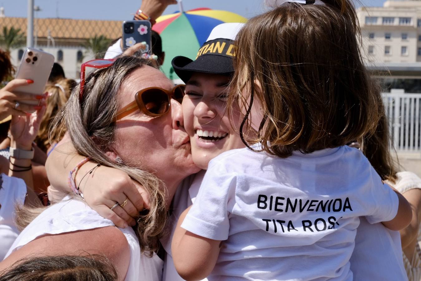 Caluroso reencuentro de Cádiz con el buque Juan Sebastián de Elcano