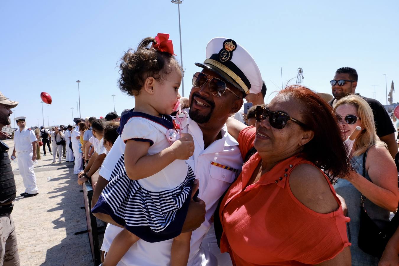 Caluroso reencuentro de Cádiz con el buque Juan Sebastián de Elcano