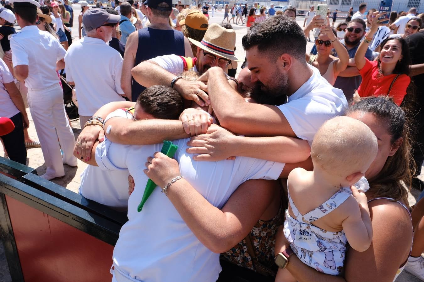 Caluroso reencuentro de Cádiz con el buque Juan Sebastián de Elcano