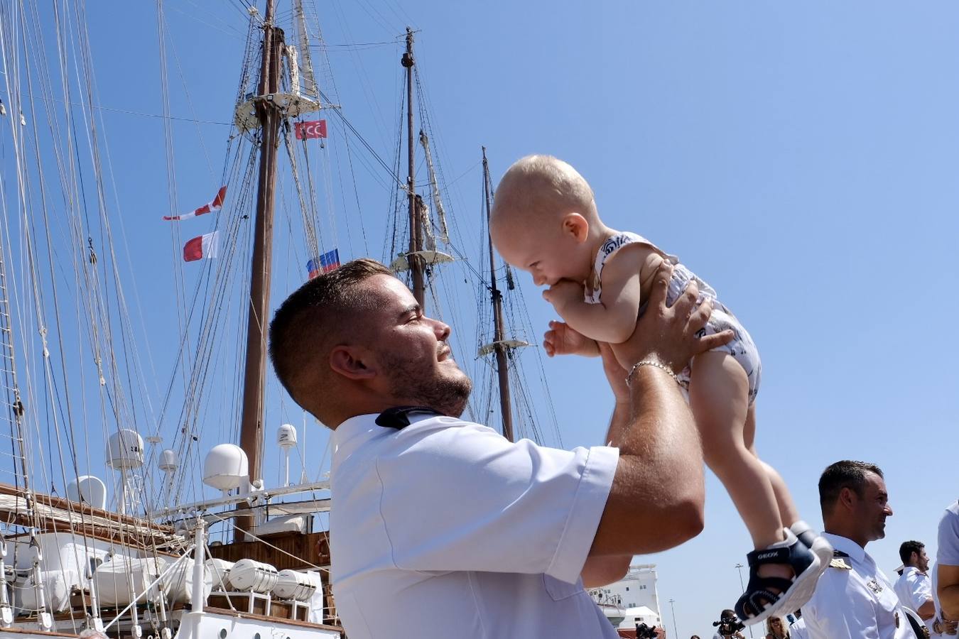 Caluroso reencuentro de Cádiz con el buque Juan Sebastián de Elcano