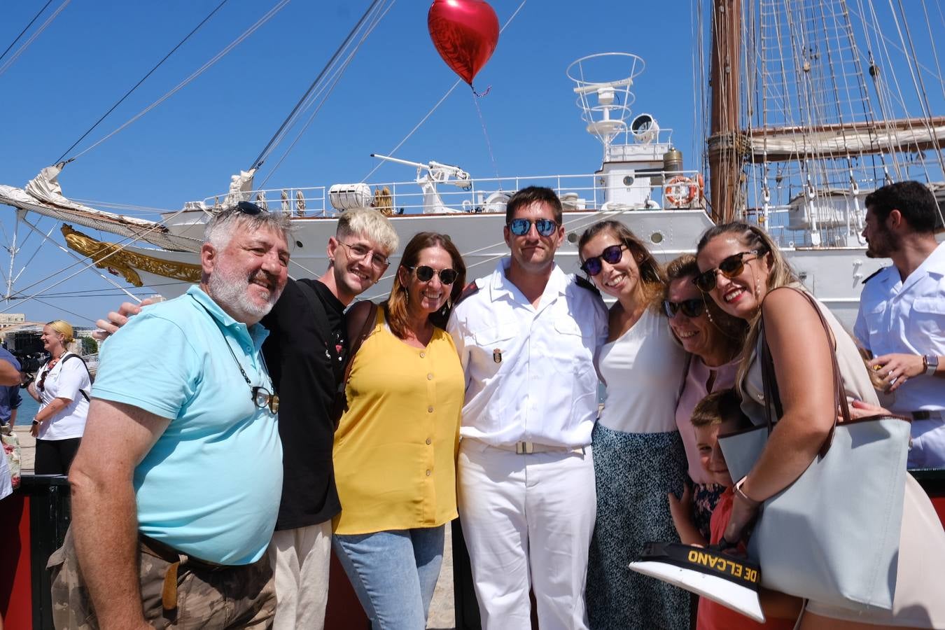 Caluroso reencuentro de Cádiz con el buque Juan Sebastián de Elcano