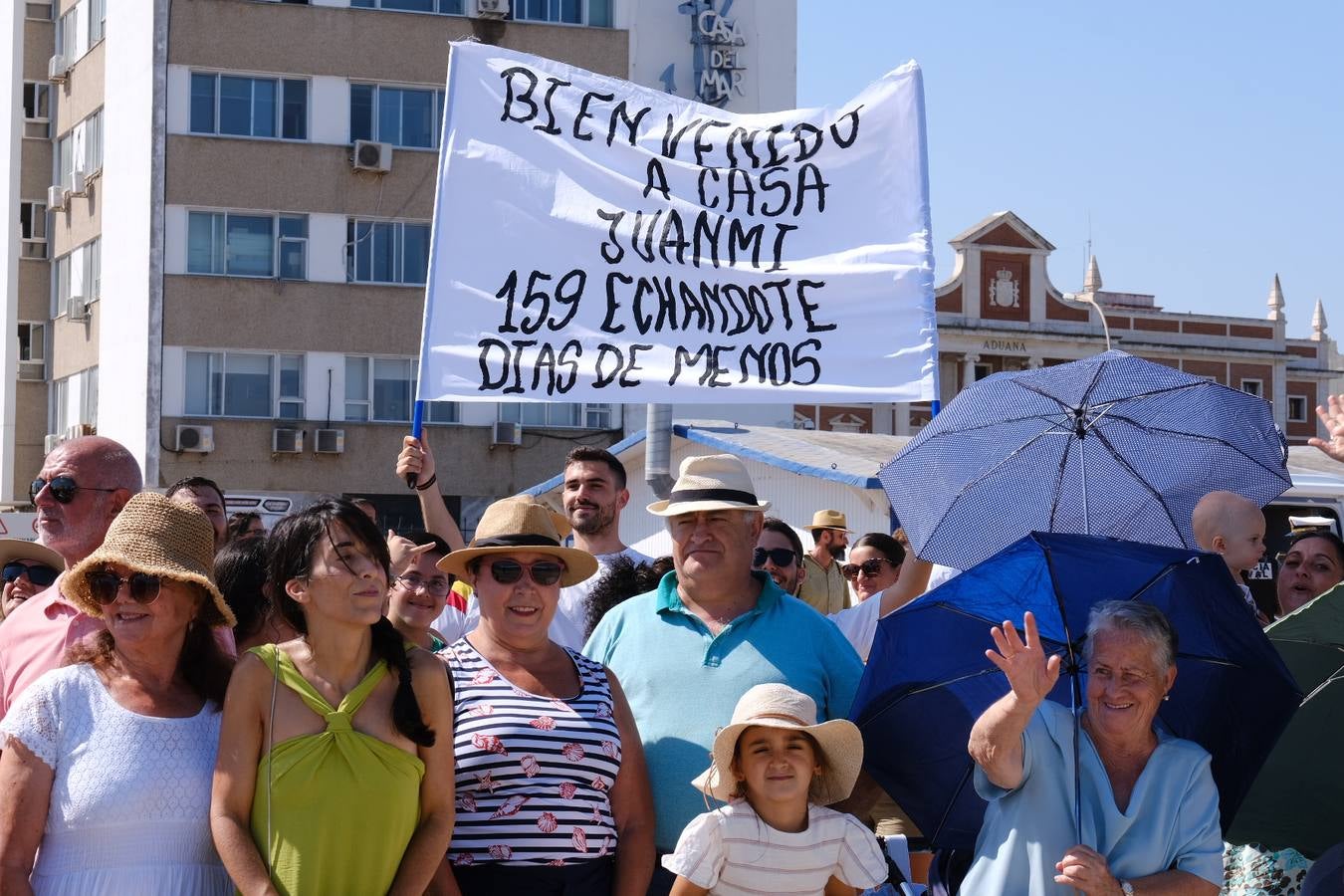 Caluroso reencuentro de Cádiz con el buque Juan Sebastián de Elcano