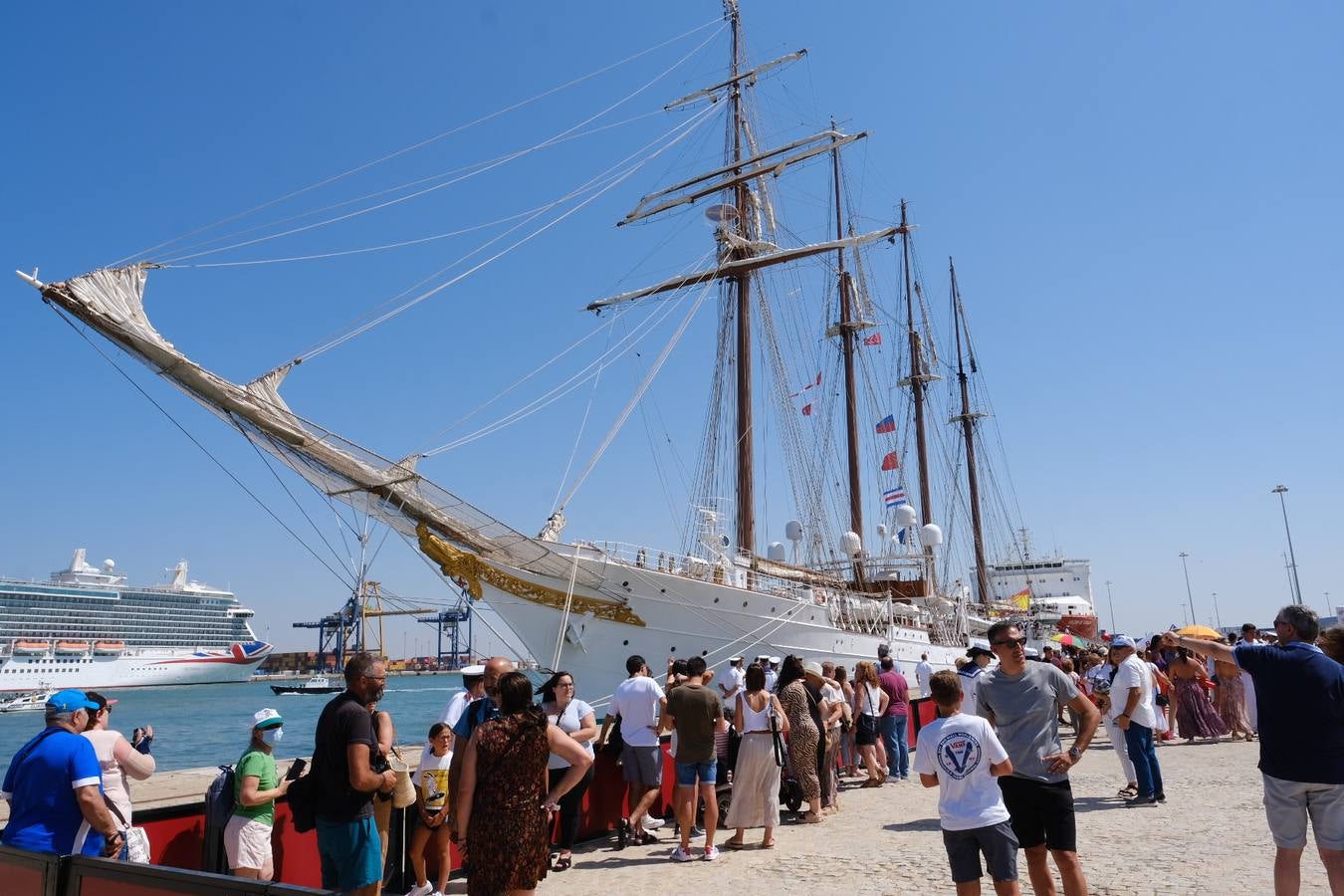 Caluroso reencuentro de Cádiz con el buque Juan Sebastián de Elcano