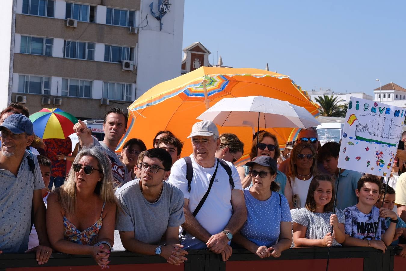 Caluroso reencuentro de Cádiz con el buque Juan Sebastián de Elcano