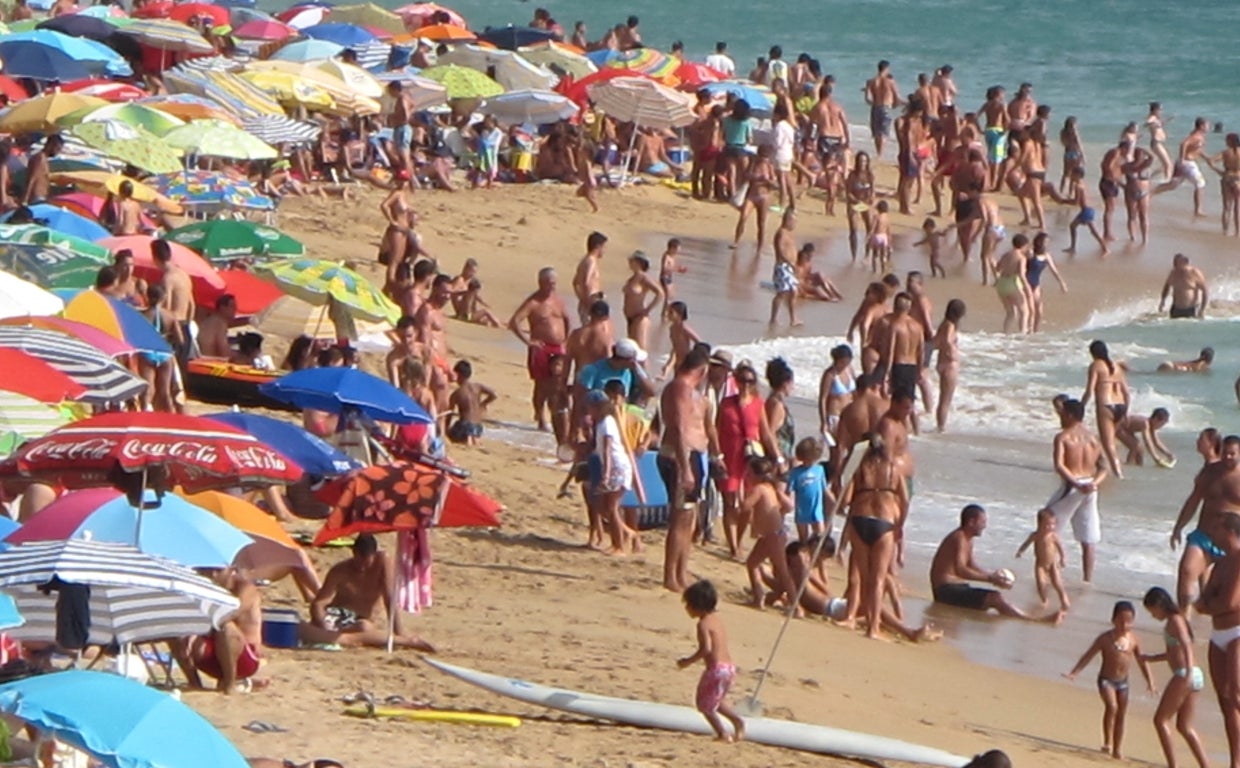 La afluencia de bañistas a la playa de Zahora se multiplica todos los veranos