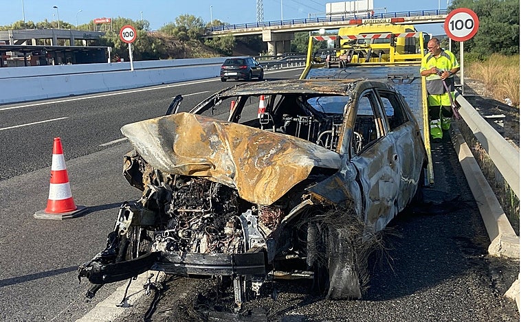 Una persona resulta herida tras arder un vehículo por una colisión por alcance en la CA-35 a la altura de Puerto Real
