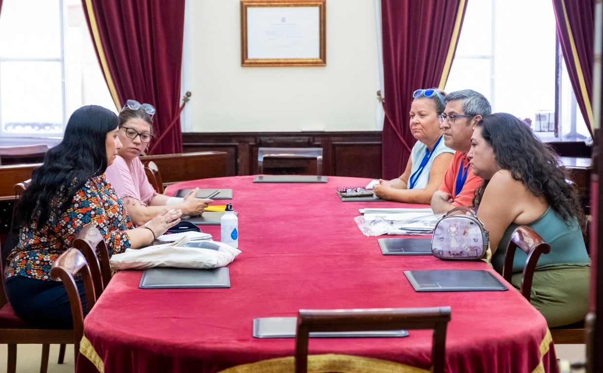 Ana Fernández, junto a representantes de Flampa Gades.